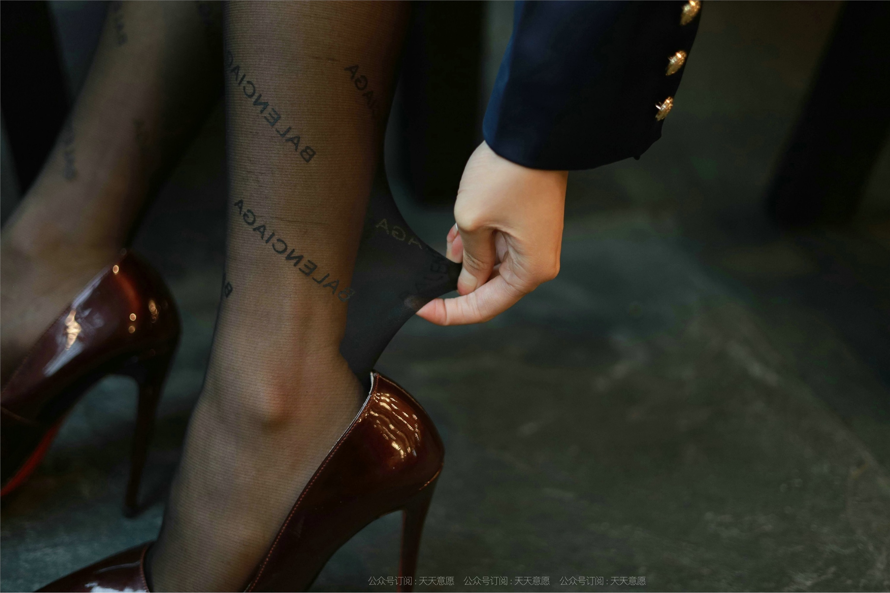 IESS异思趣向  2021.10.16 丝享家949：婉苹《OL姓感包臀裙》